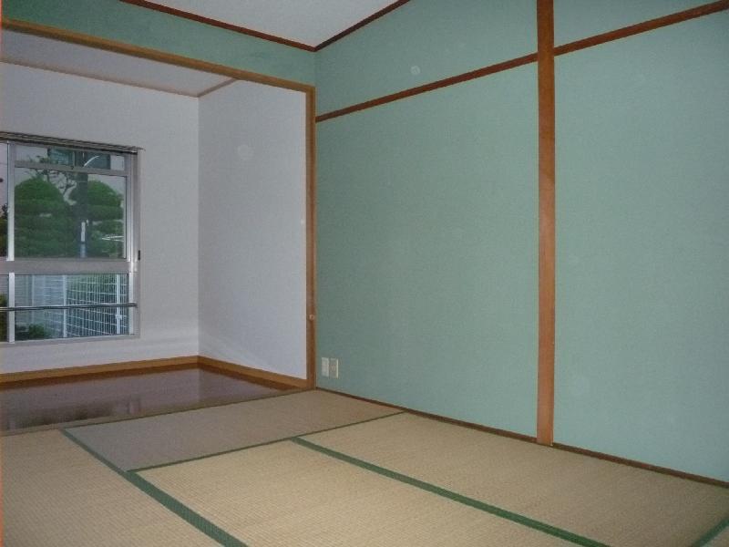 Living and room. Sun Room Available