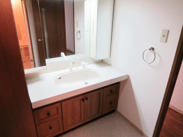 Wash basin, toilet