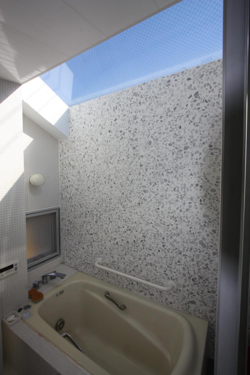 Bathroom. Indoor (11 May 2013) Shooting