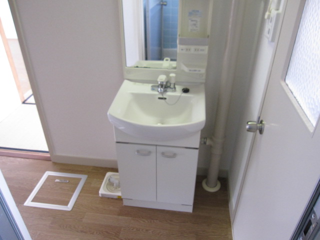 Washroom. Easy-to-use independent wash basin