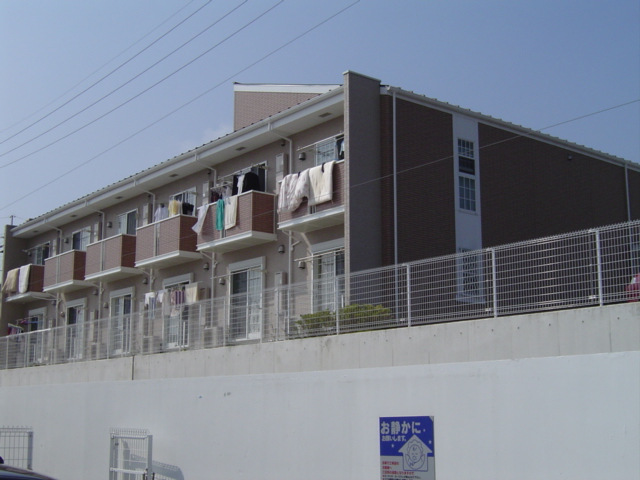 Building appearance. Do not take care on the first floor part because the hill