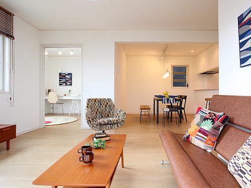 Living. Around the living room, Scene of life to the dining and work space will continue to be led.   [243 No. land model house] (December 2013) Shooting