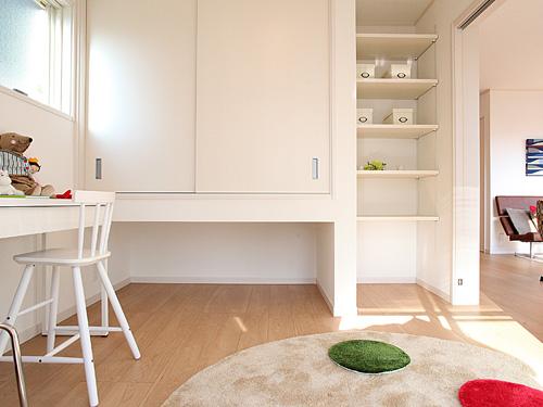 Non-living room. Model in the, Workspace of mom. You can use it to, such as den or playroom.   [243 No. land model house] (December 2013) Shooting