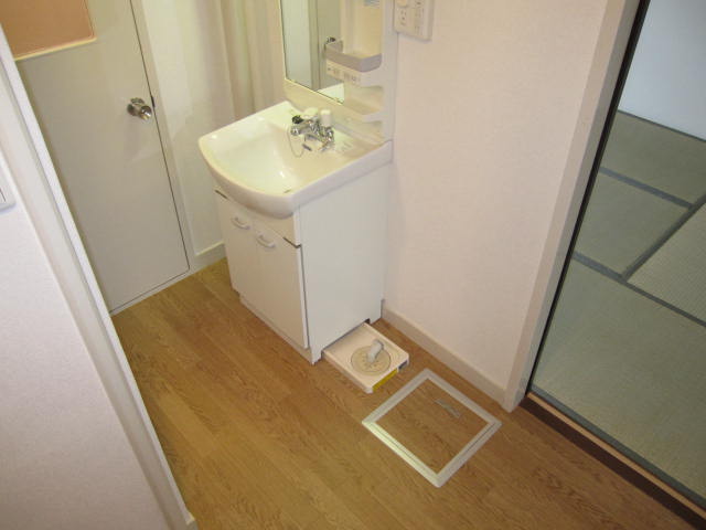 Washroom. Easy-to-use independent wash basin (* ^ _ ^ *)