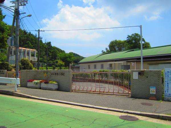 Primary school. 600m up to elementary school Kimikage elementary school