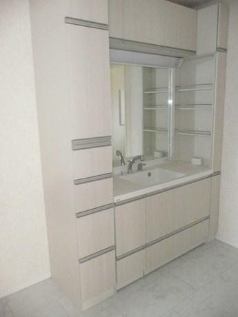 Wash basin, toilet. Indoor (11 May 2013) Shooting