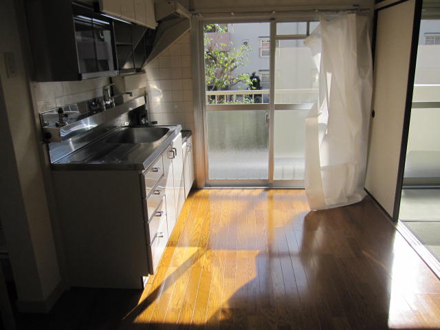 Living and room. Each room, Day is a good and bright! !