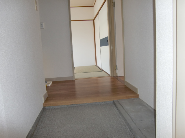 Entrance. Wide entrance around \ (^ o ^) /