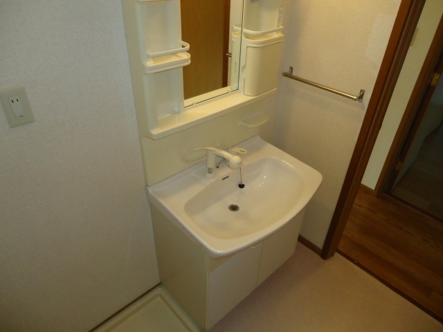 Washroom. bath, toilet, Wash three points separate