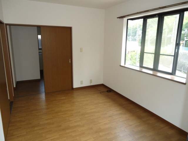 Living and room. Characteristic that the window for the corner room is large