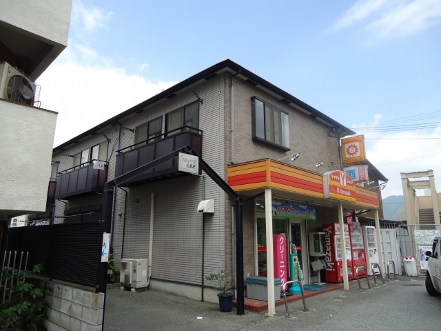 Building appearance. top floor, It is a corner room.