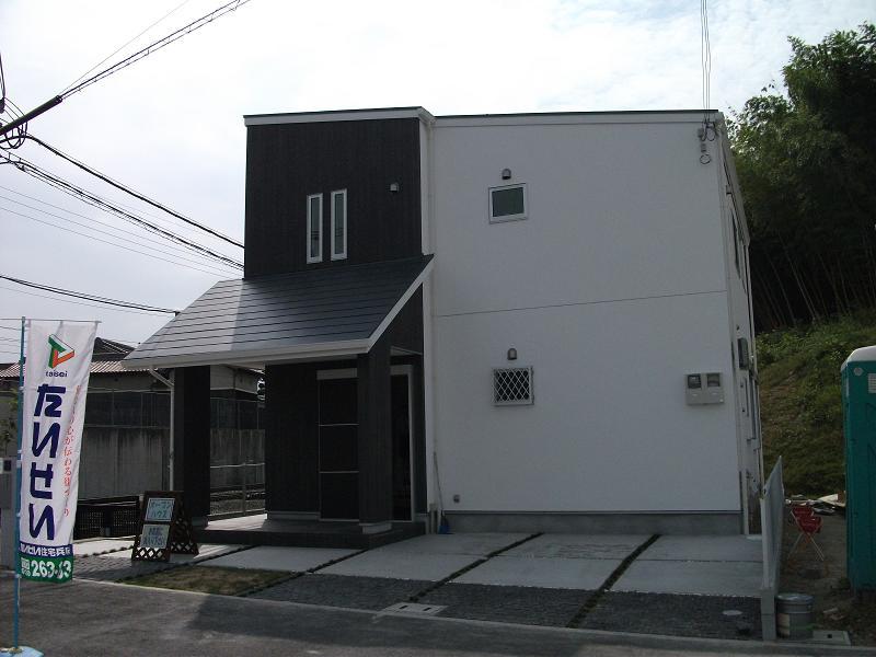 Local appearance photo. Local (10 May 2012) shooting October 2012 was completed! ! Standard equipment W power generation of solar power 4.08KW + Osaka Gas ENE-FARM! !