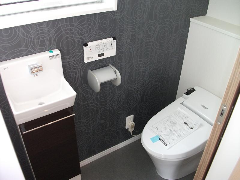 Toilet. Local (10 May 2012) shooting It is a tankless slim toilet. With hand washing cabinet! !