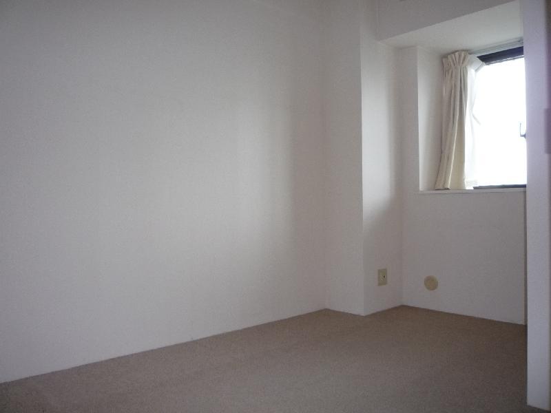 Living and room. About 4.9 Pledge Western-style