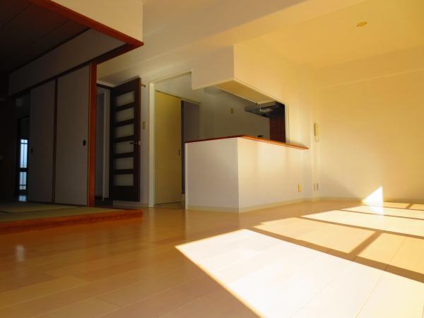 Living. Brightly, Large livingese-style room with a variety usage in the adjacent.