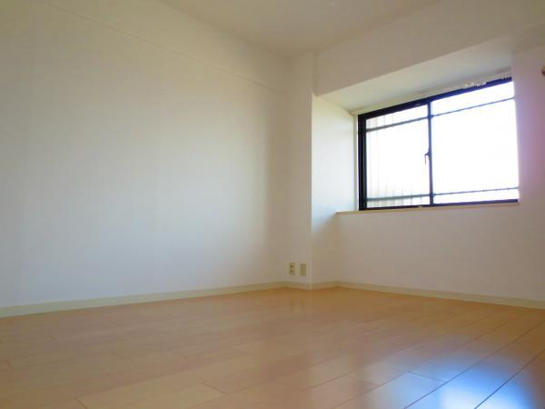 Non-living room. Renovation completed Western-style also beautiful. Sunny.