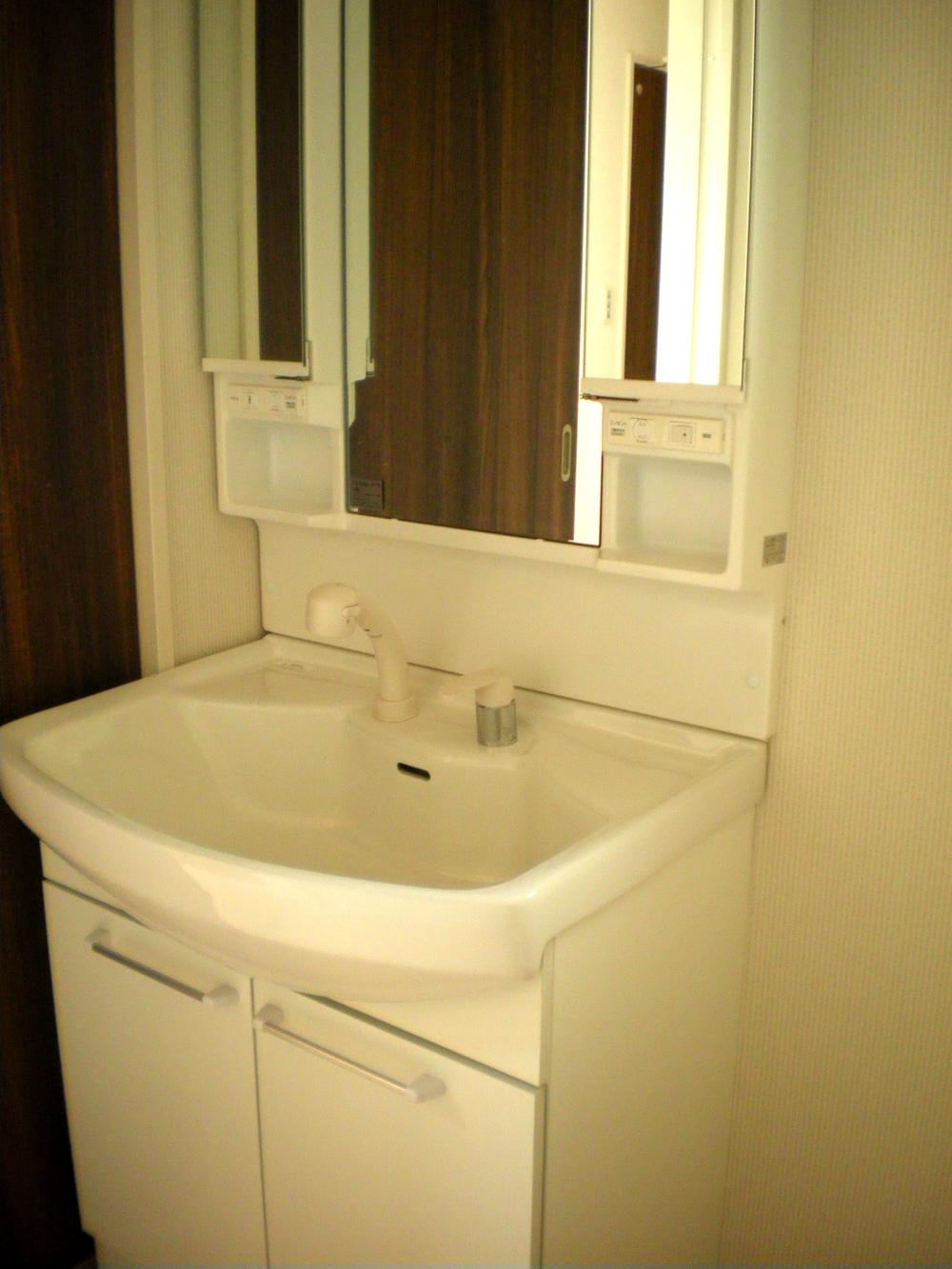 Wash basin, toilet. Bathroom Vanity. 