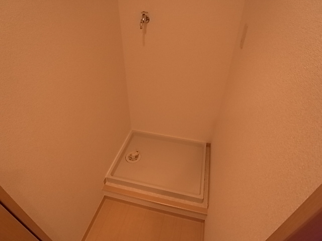 Other room space. Indoor laundry bread