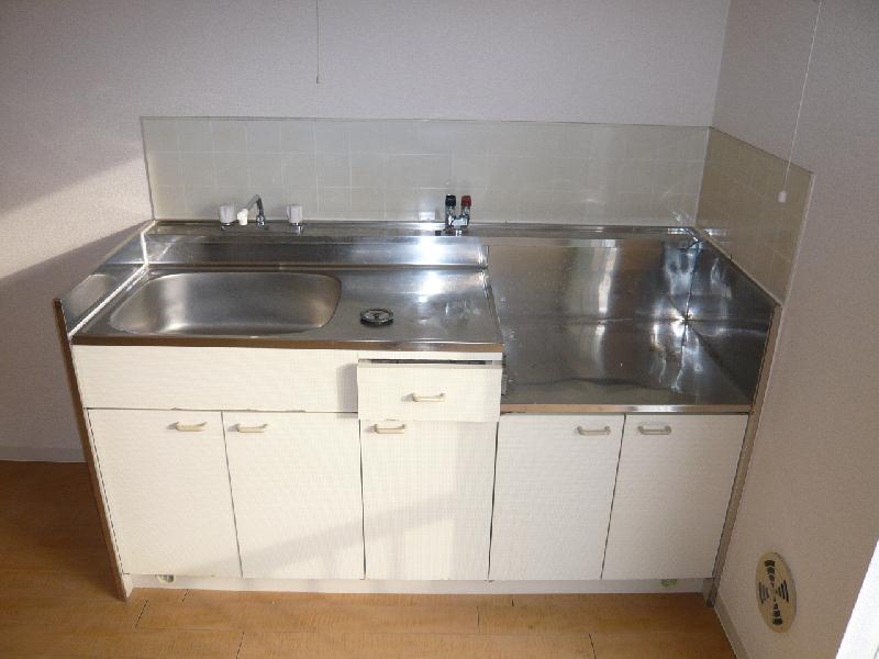 Kitchen. Is a city gas corresponding properties.