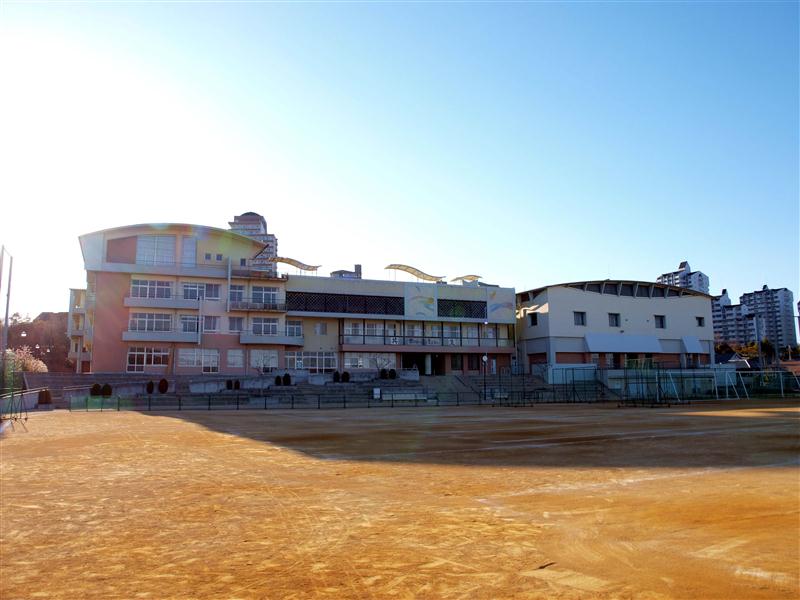 Junior high school. Municipal Arino to north junior high school (junior high school) 686m