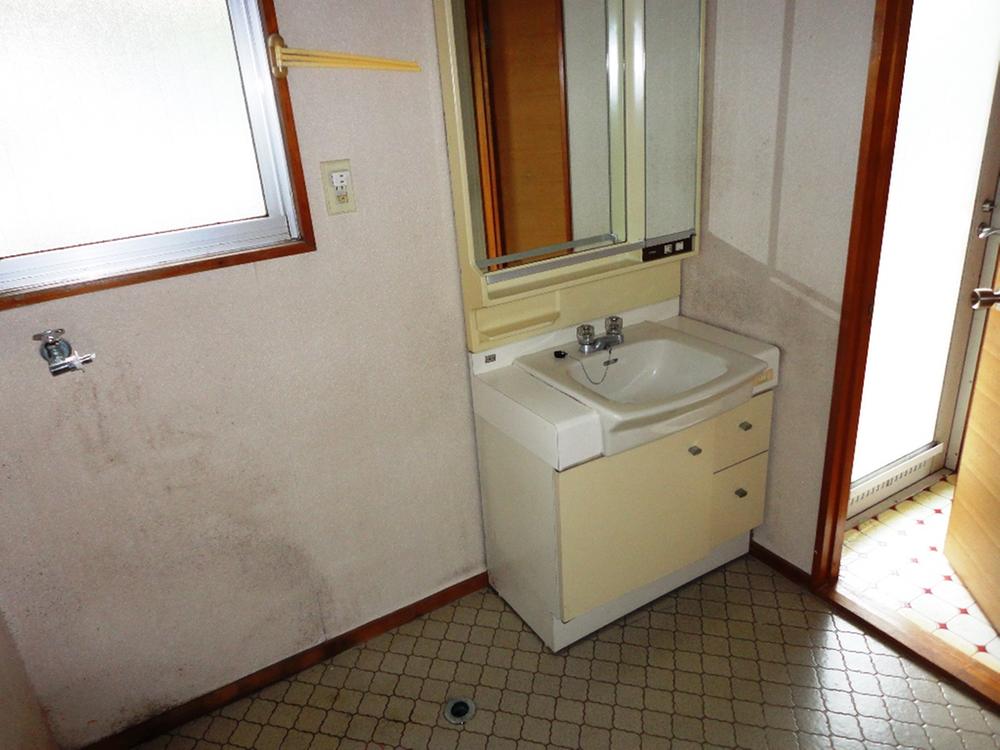 Wash basin, toilet. Room (August 2013) Shooting