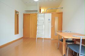 Living and room. High open ceiling