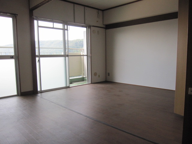 Living and room. Airy is a good room! !