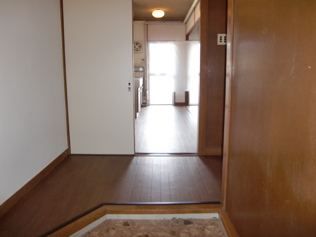 Entrance. Spacious entrance around! !