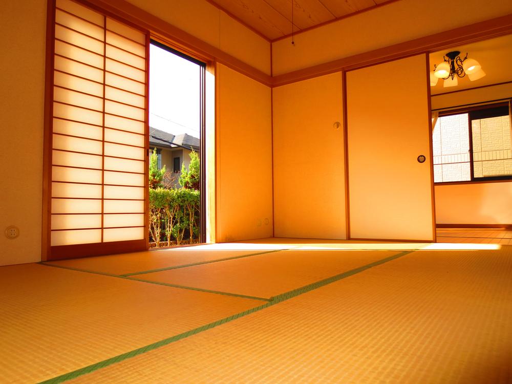 Non-living room. Good dayese-style room, which was directly connected to the garden.