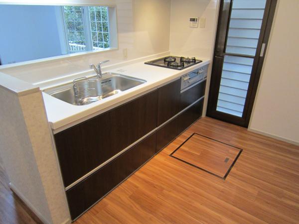 Kitchen. It has been taking a wide space behind the kitchen range of motion of the wife also widely housework, It is easy cooking is. There is also a back door!