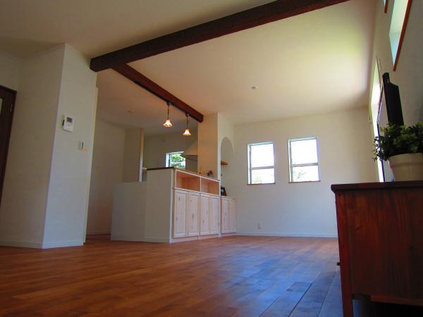 Living. Wide and bright living room! Fun family smile floats in the eye ☆ 