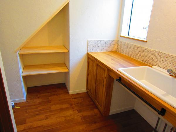 Wash basin, toilet. Handmade vanity! We stuck. 