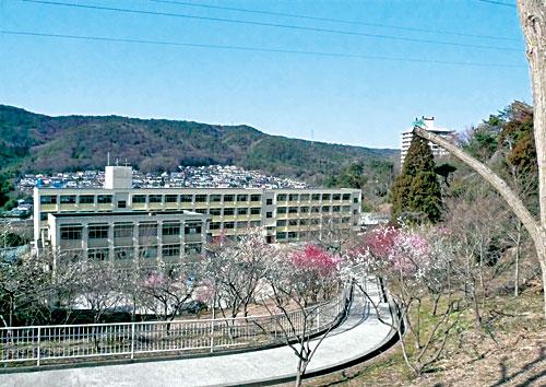 Primary school. In a 17-minute walk from the 1300m local to the Hanayama elementary school, A big school with a room of Kobe Kita Ward unique