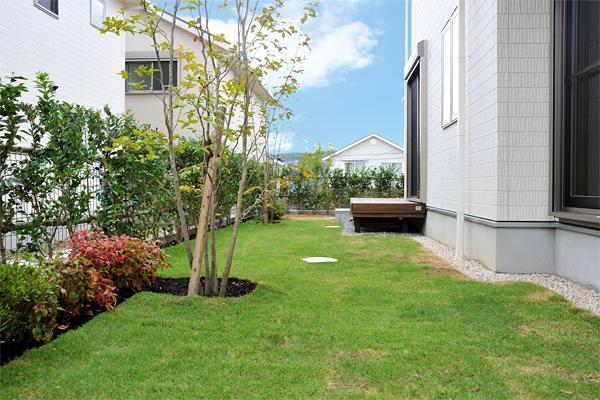 Garden. 11 minutes of standing by train from Sannomiya. On the site of the average 67 square meters that can enjoy nature, Ya open living spaces, Large garden, Secure a parking space for 2 cars.