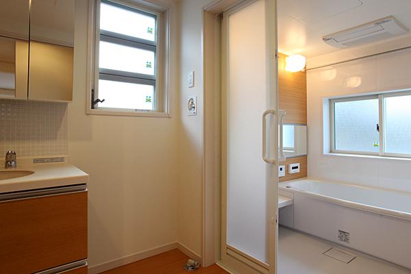 Bathroom. Approach from the toilet to the bath, Three sliding door that takes into account the barrier-free. Home is a bright and spacious bathroom of unique.