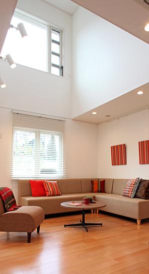 Living. From a large atrium that can be because of the high air-tight high-insulated houses are, It directed the spread and brightness.