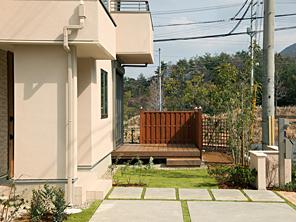Garden. The large garden is a large wooden deck. Since wood fence is provided so as to block the line of sight from the road, It is likely to be used as a little outdoor living.