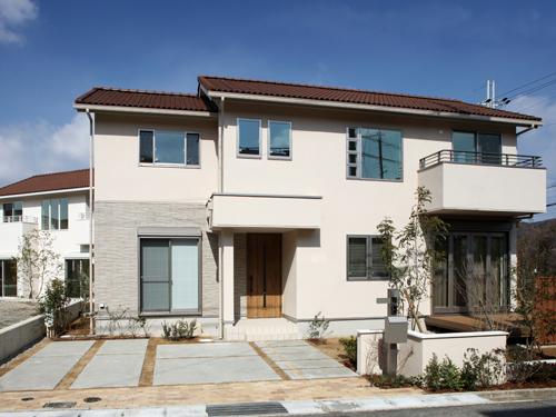 Local appearance photo. In this model house to be built on a hill of the corner lot, To back the views of the mountains that extend to the north direction, It produces a certain calm appearance of the room.