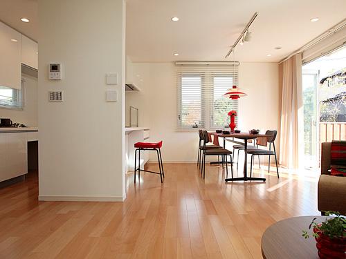 Kitchen. And the large opening of the dining to full open, Also good spend in the wood deck, Good also drinking coffee at the kitchen counter, Here and there, Uchi Cafe space is born.