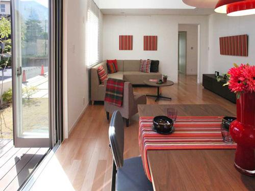 Model house photo. The theme of this model house is "Vintage ・ Modern, "but it might be a bit look Ppoku old, Warm and calm interior. Come out the taste as the go slowly and carefully embezzle. Also we look forward there is a new discovery.