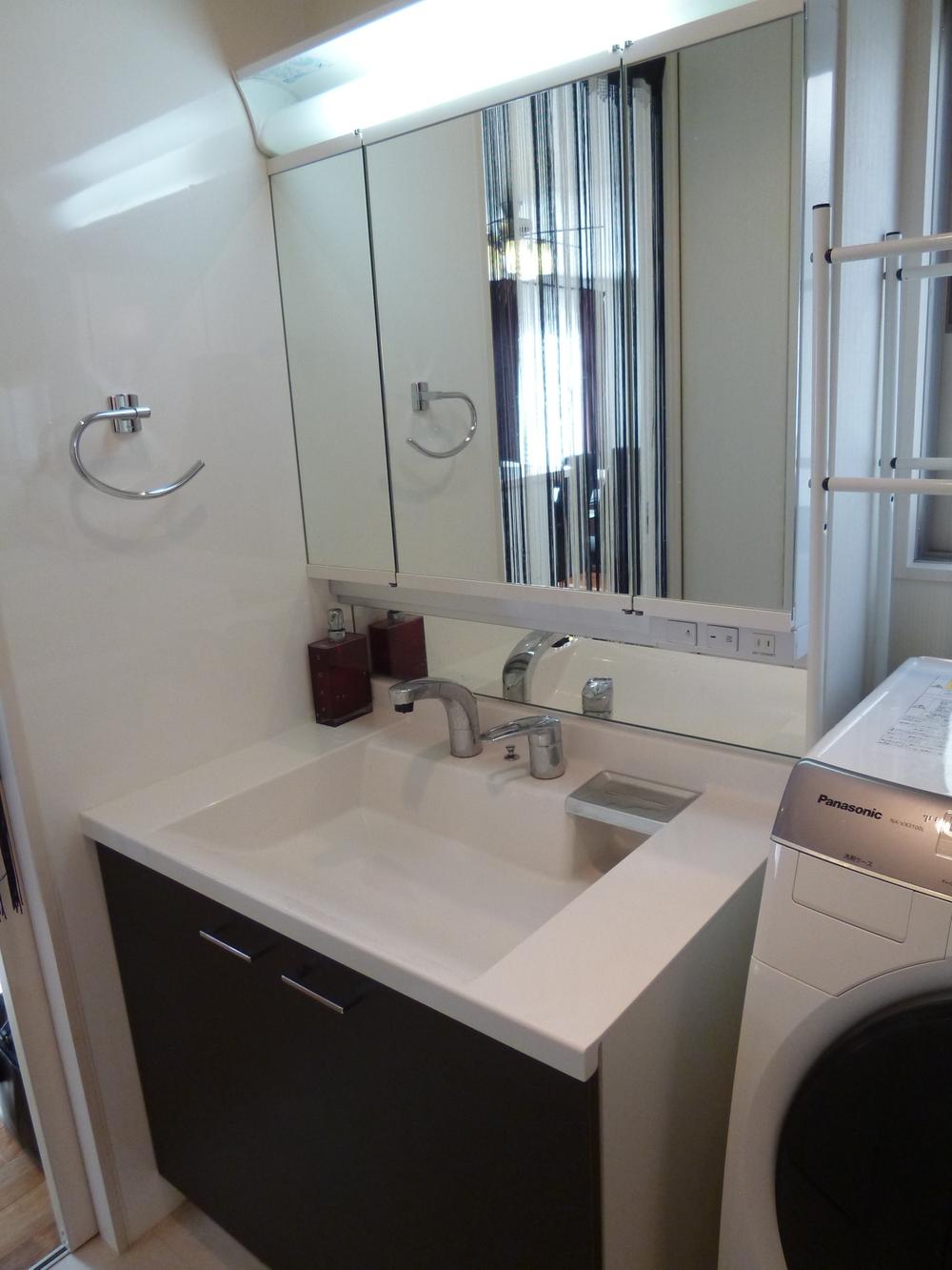 Wash basin, toilet. Indoor (12 May 2013) Shooting