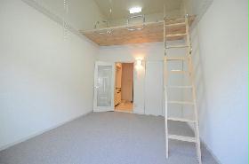 Living and room. 2F carpet.