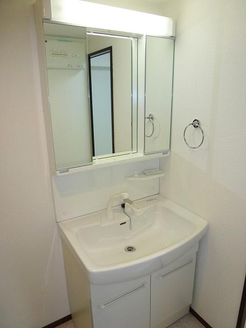 Wash basin, toilet. Indoor (09 May 2013) Shooting