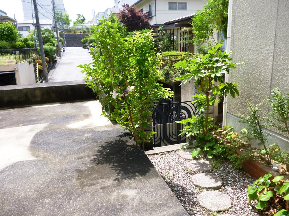 Entrance. Local (June 2013) Shooting