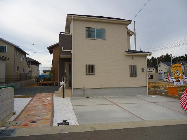 Local photos, including front road. Local (11 May 2013) Shooting There front road about 6m. Garage two parallel parking possible!