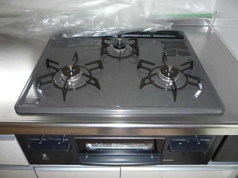 Kitchen. 3-neck gas stove