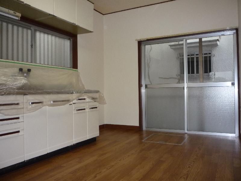 Kitchen. Two-sided window to DK