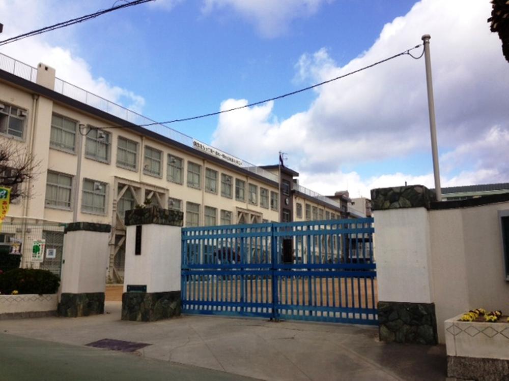 Junior high school. Harada 1020m walk 13 minutes to the junior high school