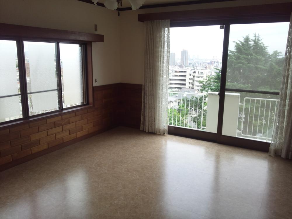 Same specifications photos (living). Dining 10 Pledge, Floor tiles in place already (June 2013) Shooting