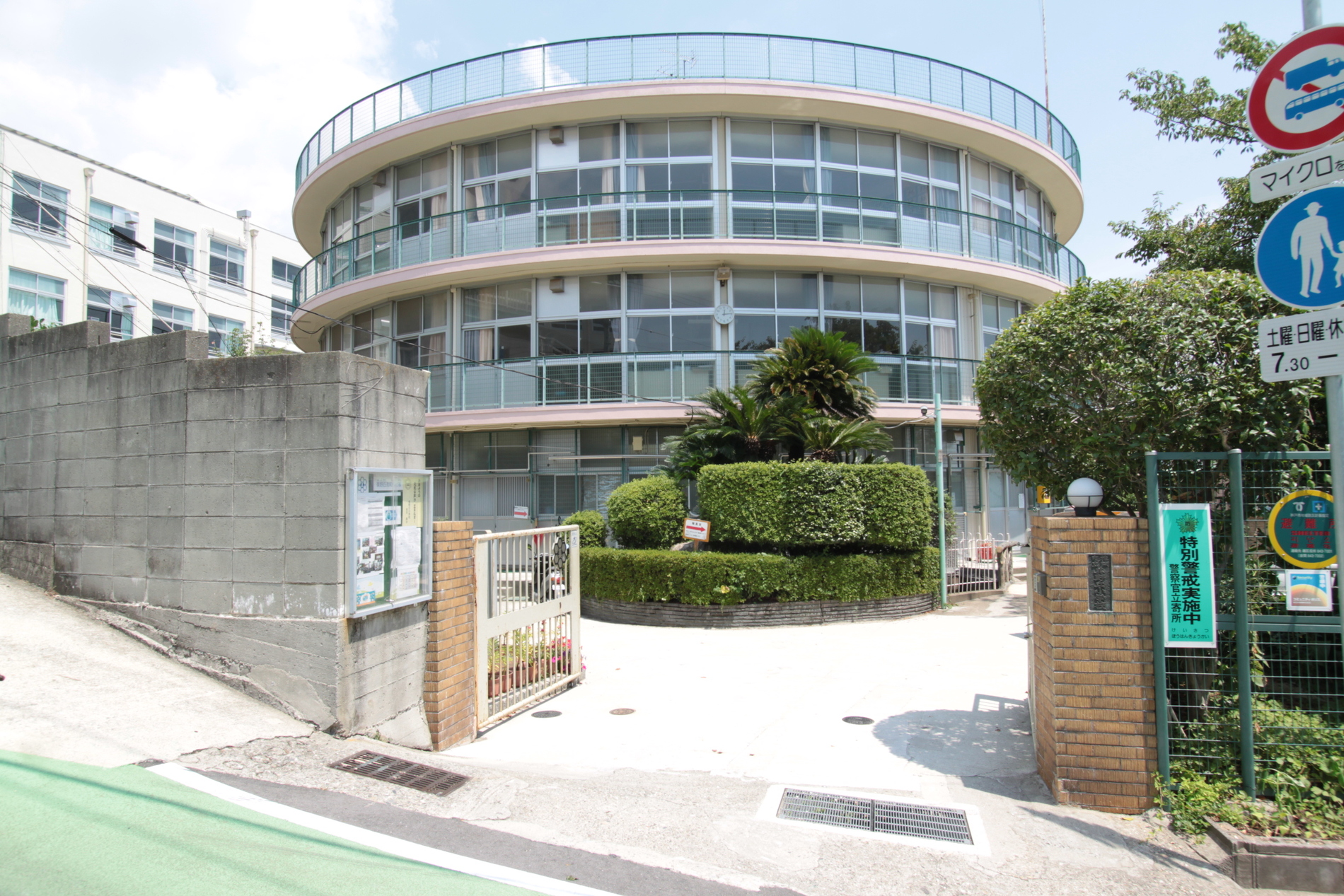 Primary school. A 20-minute walk from the elementary school, which is surrounded by nature of 1600m lush Rokko to Kobe Municipal Mino Oka Elementary School. Children also freely play likely.